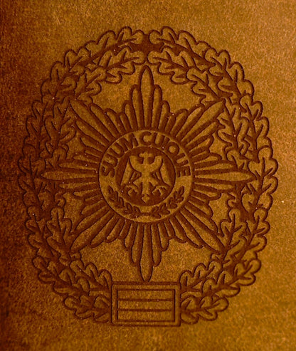 Federmappe aus braunem Leder mit geprägtem Emblem und detailliertem Lorbeerkranzmuster in der Mitte