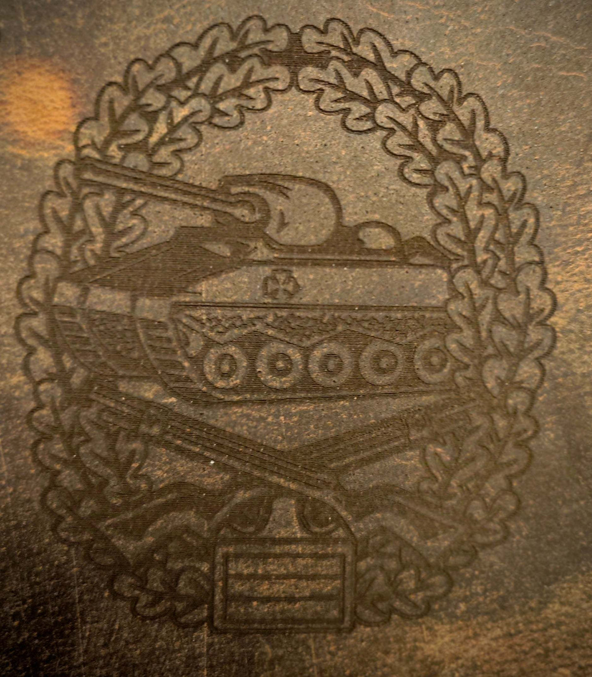 Federmappe aus braunem Leder mit geprägtem Panzer-Motiv und dekorativem Eichenlaubkranz