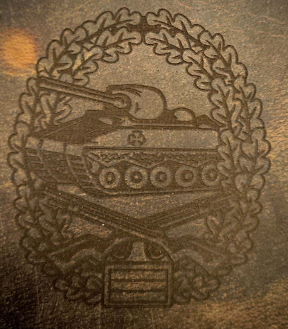 Federmappe aus braunem Leder mit geprägtem Panzer-Motiv und dekorativem Eichenlaubkranz