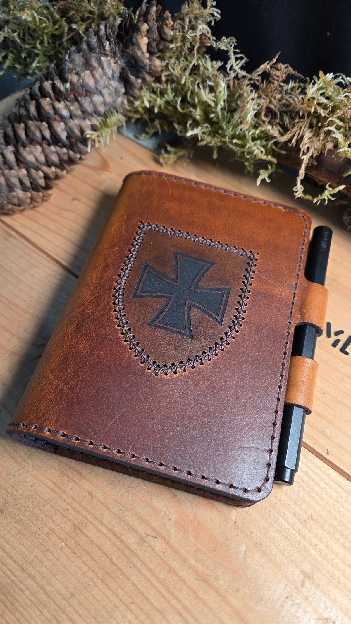 Handgefertigter DELUXE DIN A6 Organizer aus braunem Leder mit aufgenähtem Wappen und integriertem Stiftehalter