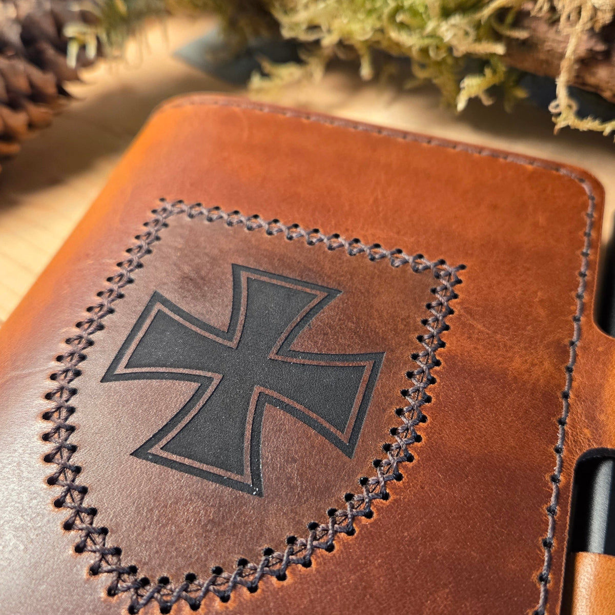 Handgefertigter DELUXE DIN A6 Organizer aus braunem Leder mit schwarzem Eisernen Kreuz als Gravur und dekorativer Ziernaht