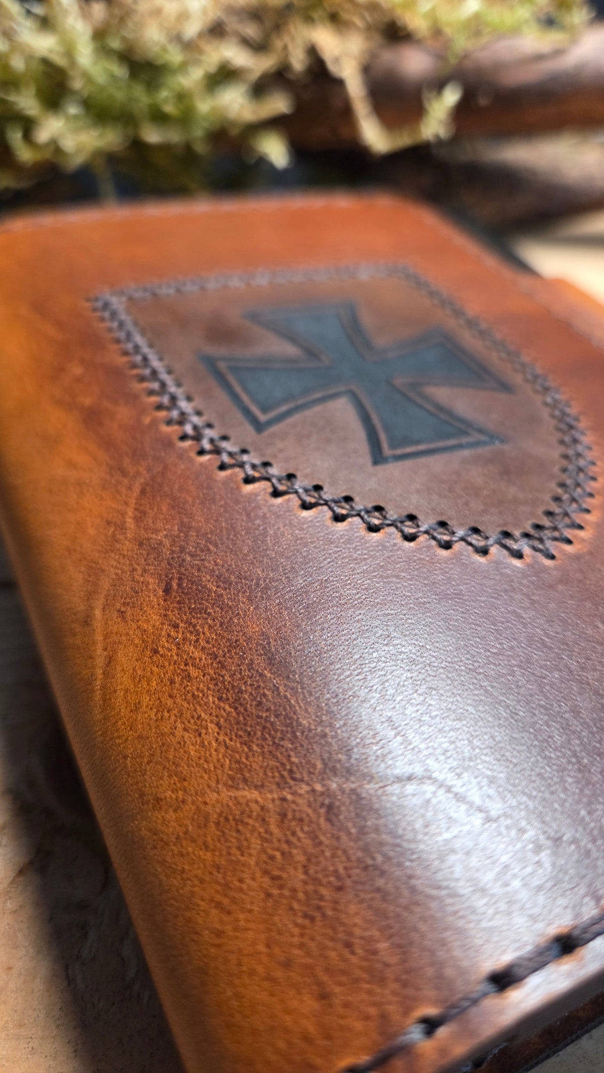 Handgefertigter DELUXE DIN A6 Organizer aus braunem Leder mit aufgenähtem schwarzen Wappen in Kreuzform und dekorativen Nähten