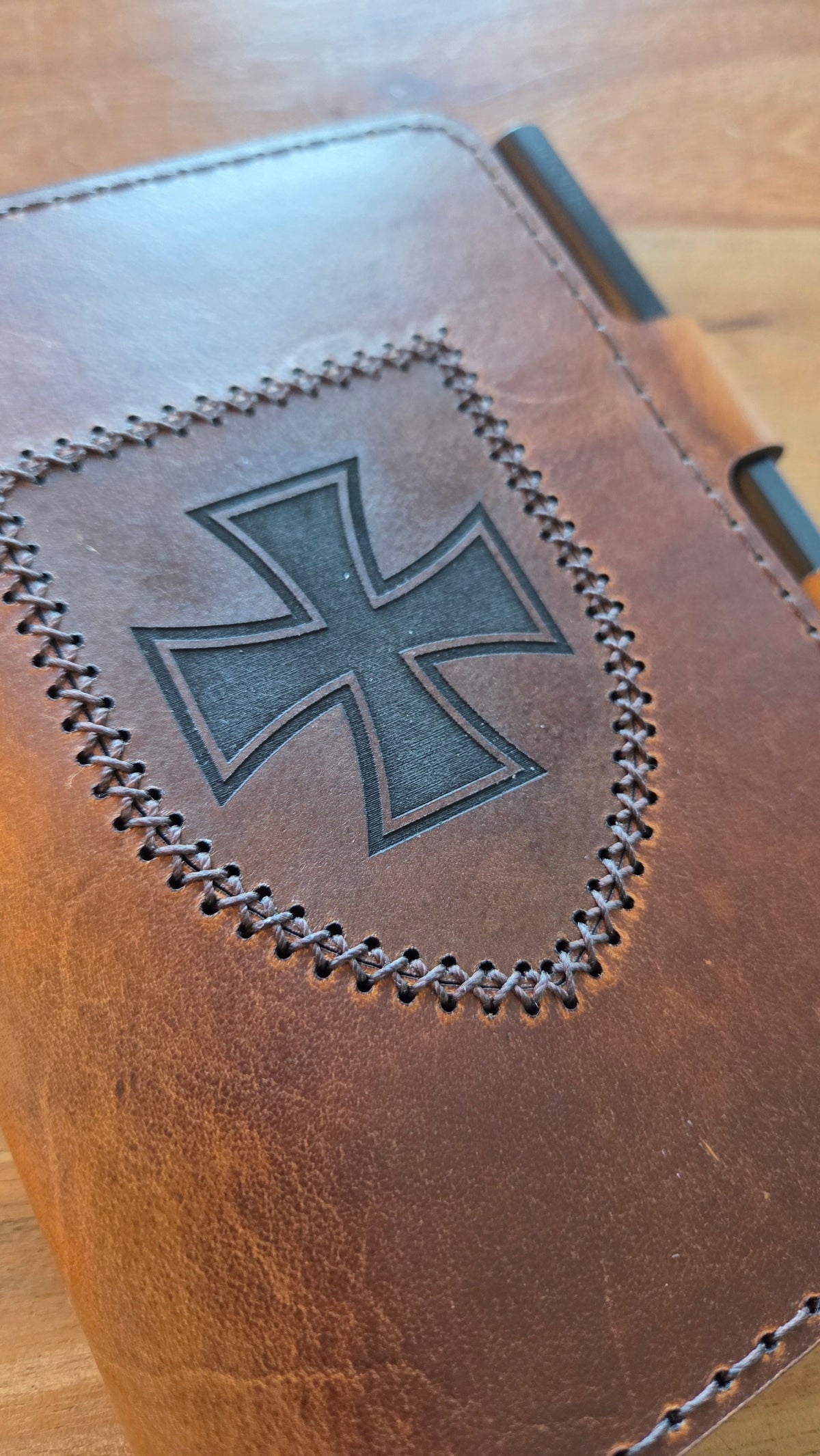 Handgefertigter DELUXE DIN A6 Organizer aus braunem Leder mit graviertem Eisernen Kreuz und handgenähtem Ziermuster