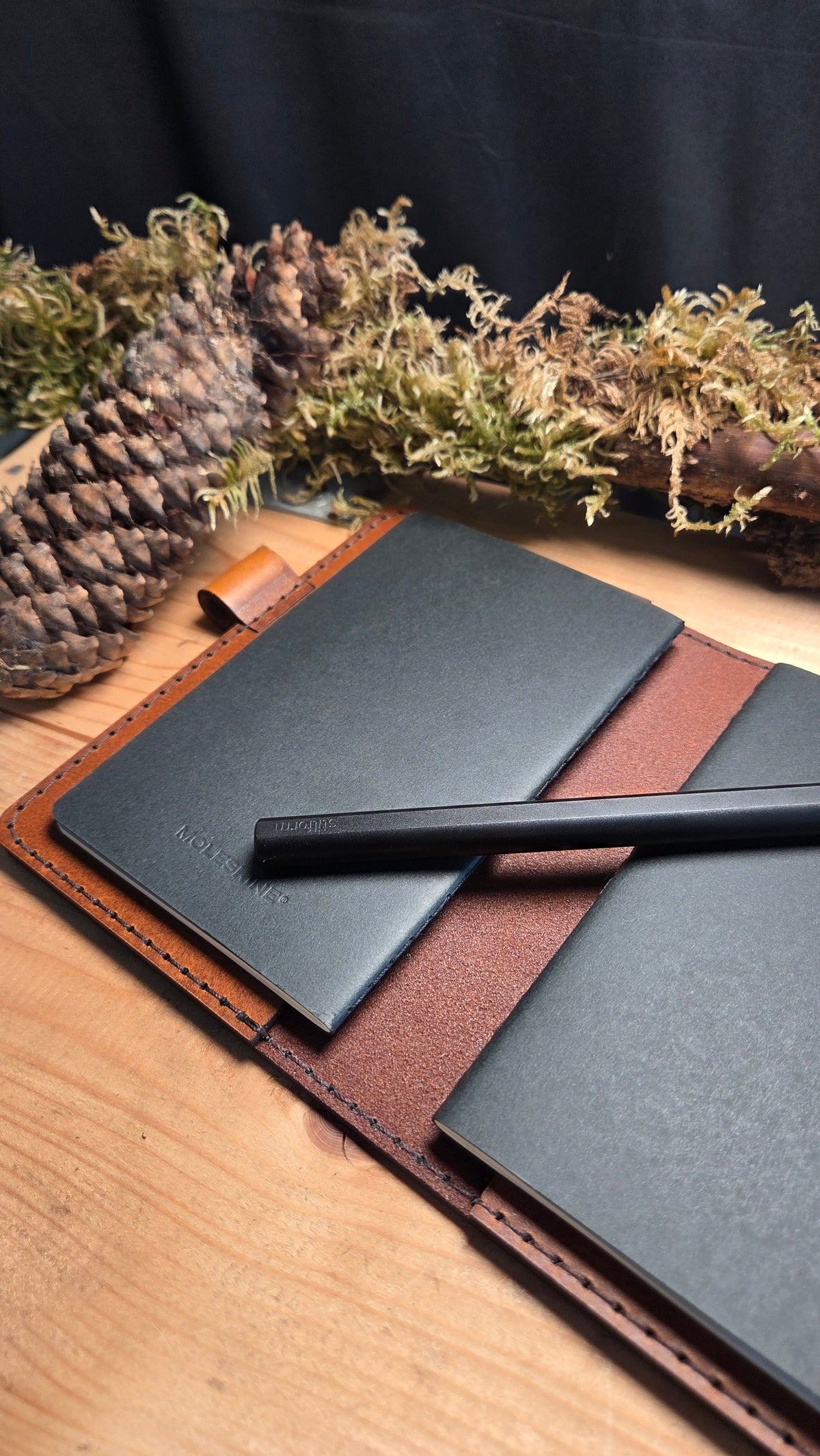 Handgefertigter DELUXE DIN A6 Organizer aus braunem und schwarzem Leder mit integriertem Stiftehalter und feiner Naht in hochwertiger Verarbeitung