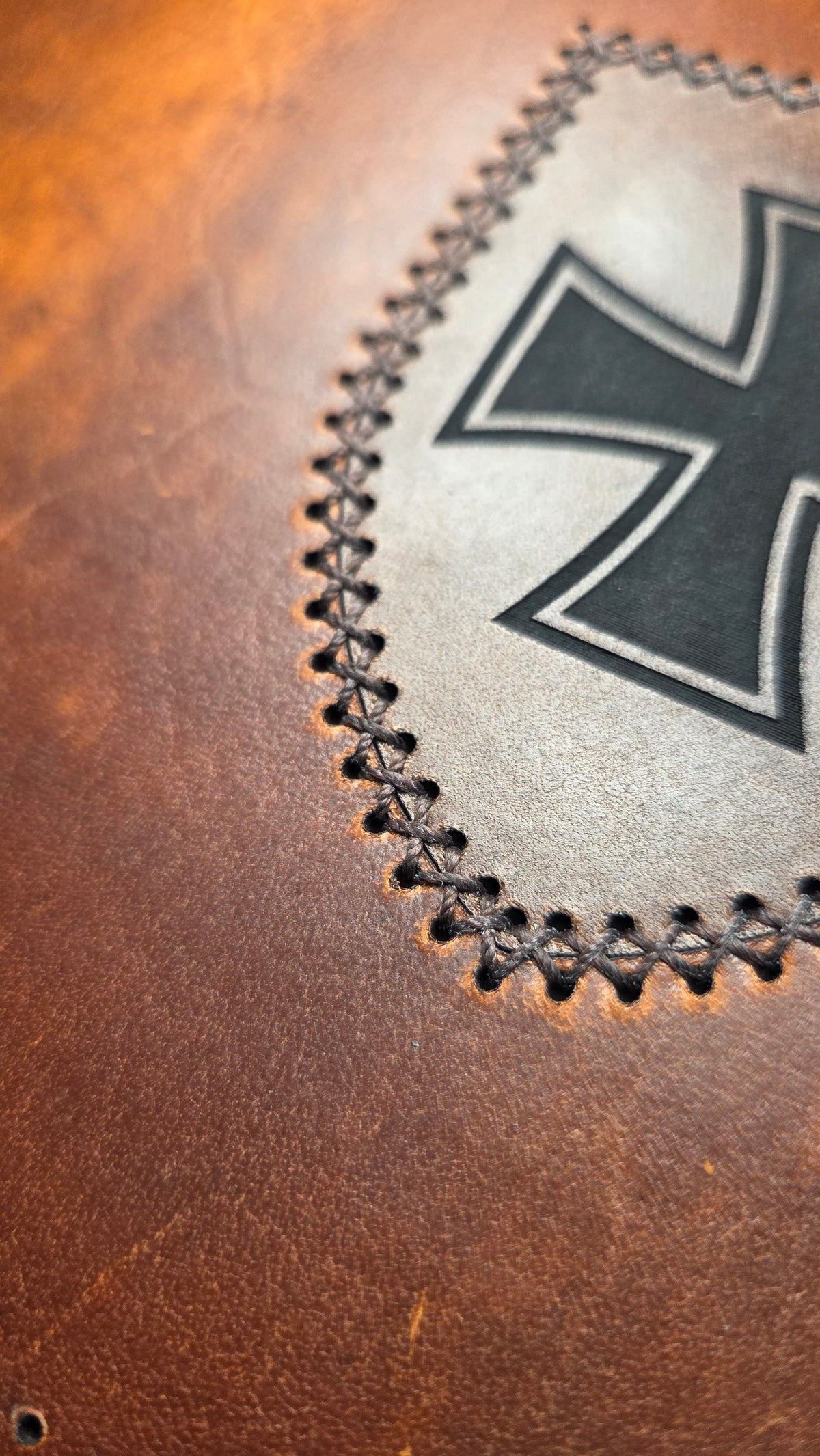 Handgefertigter DELUXE DIN A6 Organizer aus braunem Leder mit schwarzem, aufgenähtem Eisernem Kreuz Wappen und dekorativer Ziernaht