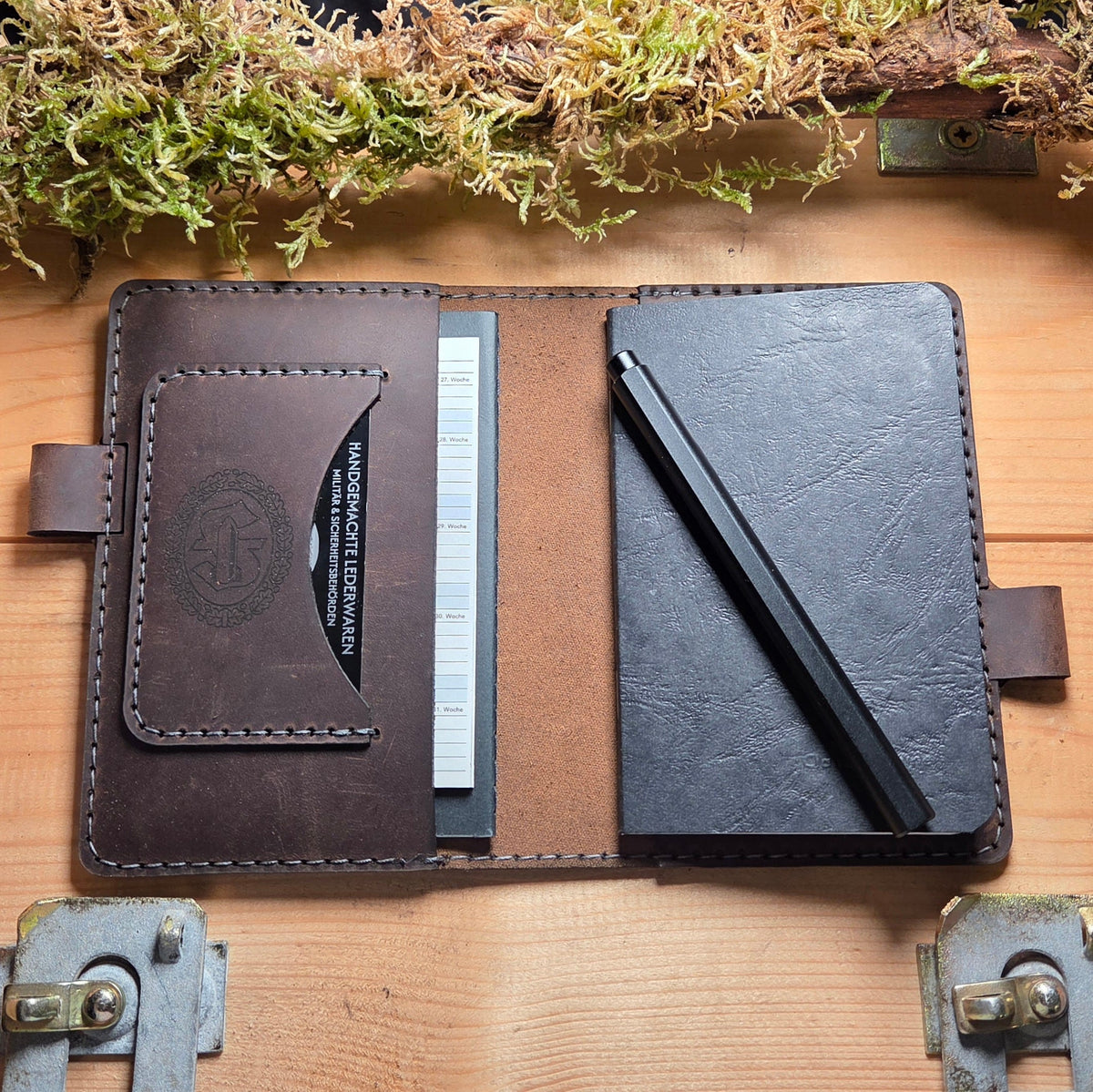 Handgefertigter Premium DIN A6 Organizer aus braunem Leder mit aufgenähtem Wappen, Stiftehalter und Notizblock innen