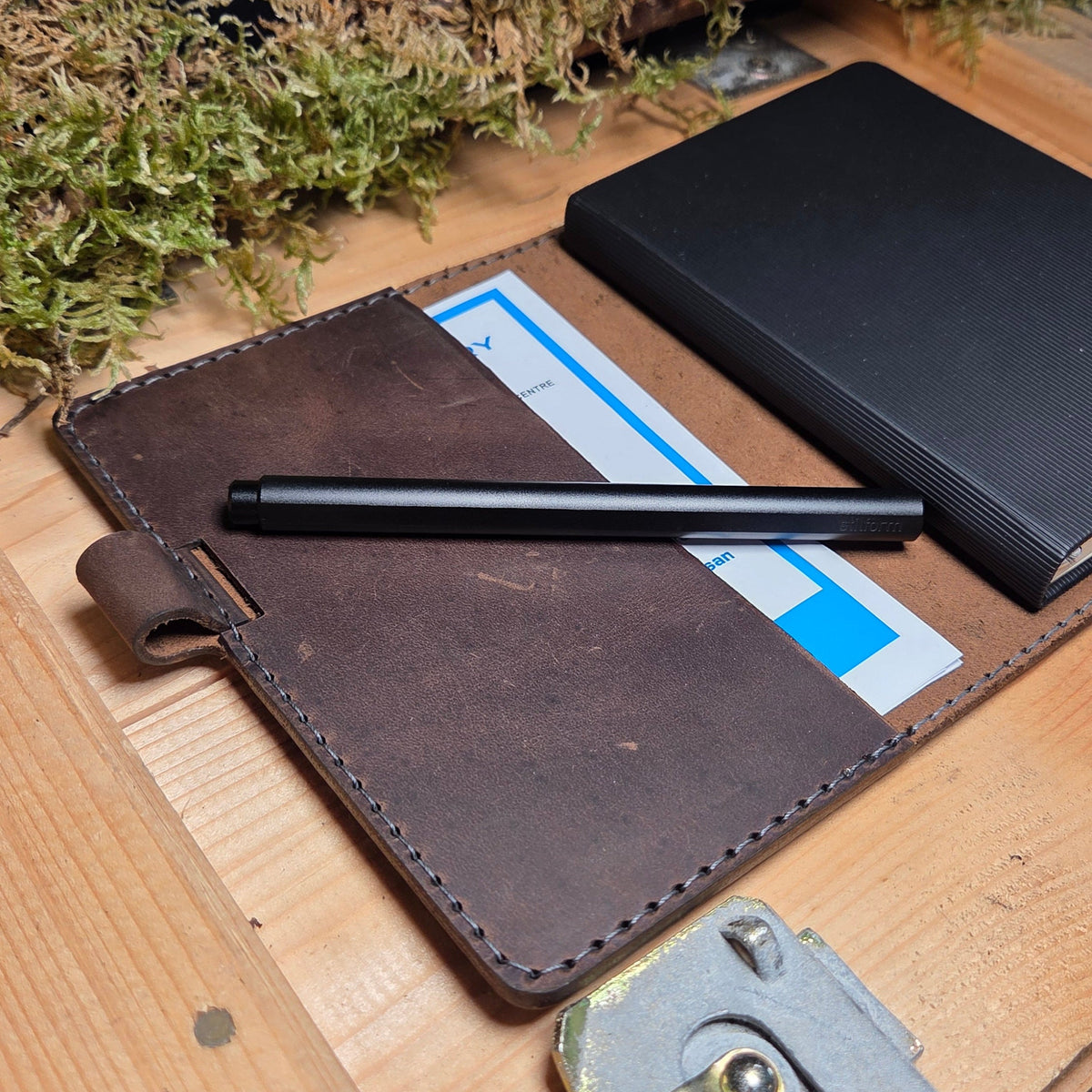 Handgefertigter Premium DIN A6 Organizer aus braunem Leder mit Stiftehalter und Innenfächern für Karten und Notizen