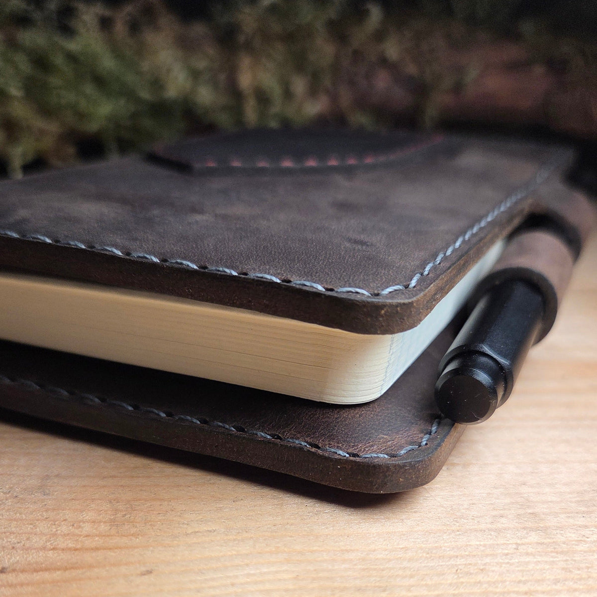 Handgefertigter Premium DIN A6 Organizer aus braunem Leder mit heller Naht, integriertem Stiftehalter und feiner Verarbeitung