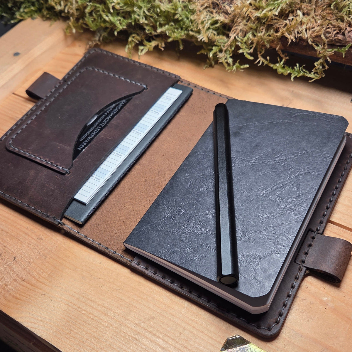 Handgefertigter Premium DIN A6 Organizer aus braunem Leder mit aufgenähtem Fach und integriertem Notizbuch in schwarz