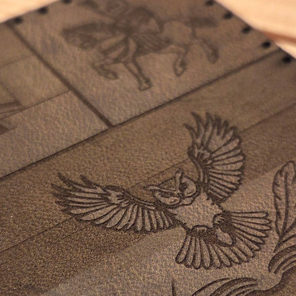 Individueller Leder Patch aus braunem Vollnarbenleder mit handgraviertem Eulen-Motiv und feiner Narbenstruktur