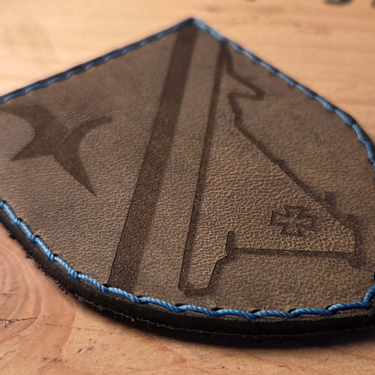 Individueller Leder Patch aus braunem Vollnarbenleder mit graviertem Design und blauer Handnaht auf Klett