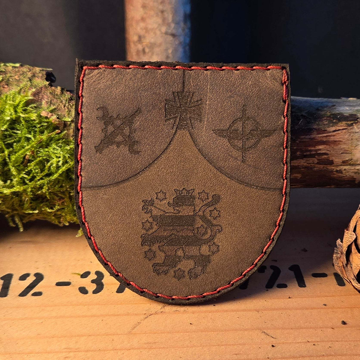 Individueller Leder Patch aus braunem Vollnarbenleder mit handvernähter roter Naht und feiner Detailgravur