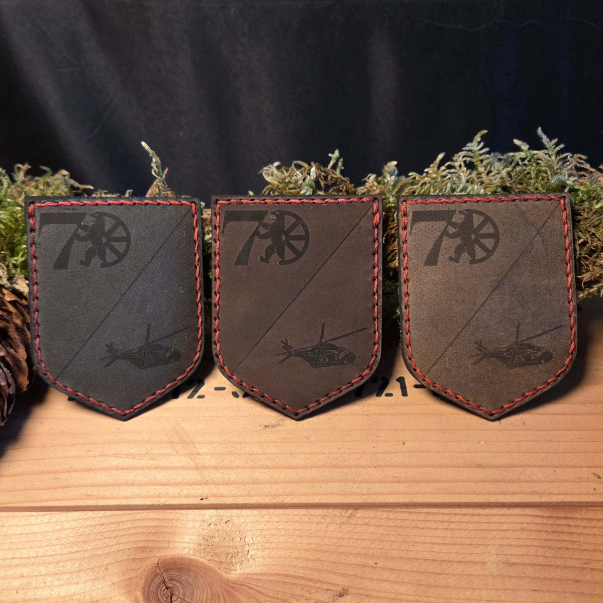 Individueller Leder Patch dreifach, aus braunem Vollnarbenleder mit roter Handnaht, graviert mit Hubschrauber und Rad-Logo
