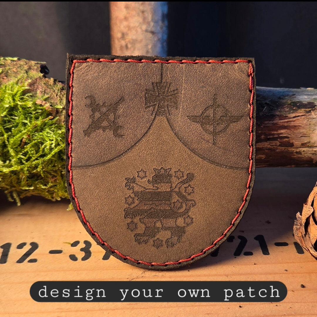 Individueller Leder Patch aus braunem Vollnarbenleder mit feiner Handnaht in rot, graviertem Wappen und Symbolen