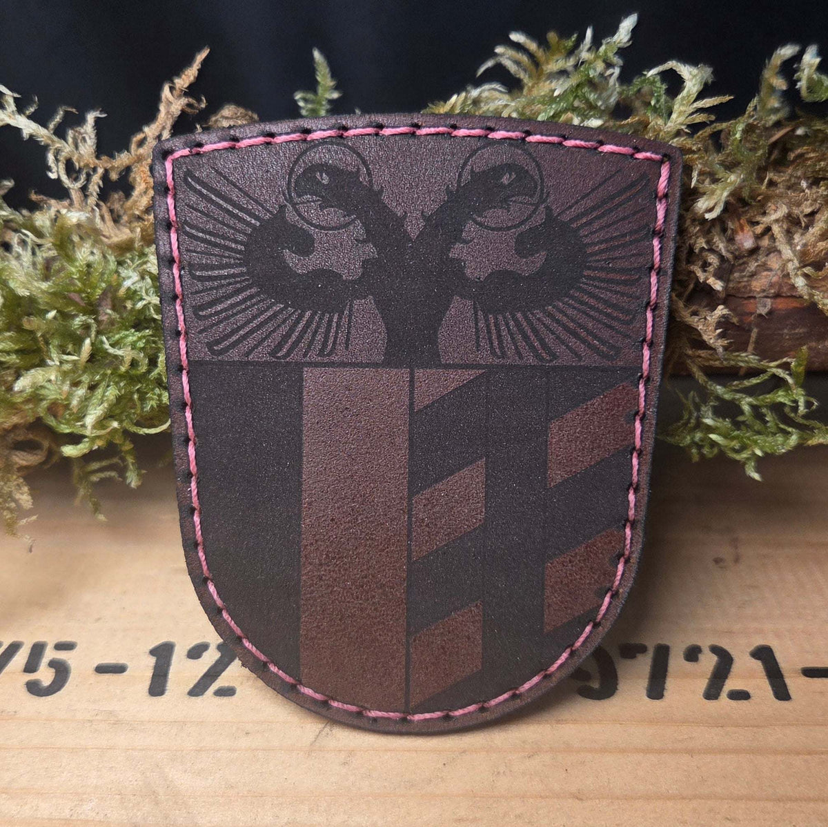 Individueller Leder Patch aus dunkelbraunem Büffelleder mit feiner Handnaht und graviertem Wappen im Vintage-Stil