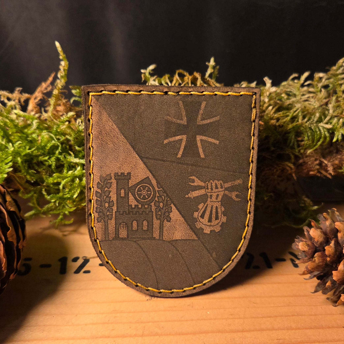 Individueller Leder Patch aus braunem Vollnarbenleder mit handgenähter gelber Naht und graviertem Wappenmotiv