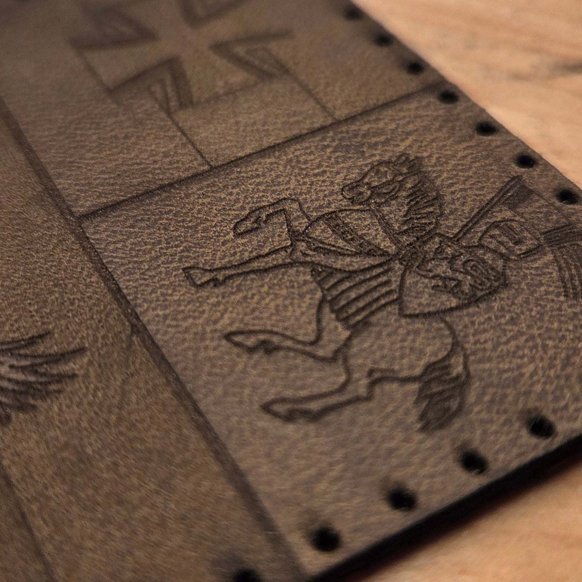 Individueller Leder Patch aus braunem Vollnarbenleder mit handvernähtem Rand und graviertem Wappenmotiv
