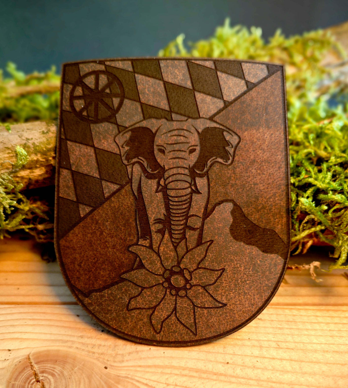 Individueller Leder Patch mit braunem Büffelleder, handgraviert mit Elefantenmotiv, Berg- und Blumen-Design