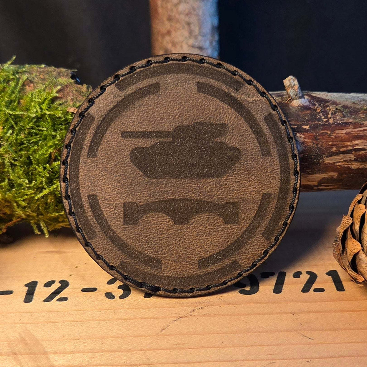 Individueller Leder Patch aus braunem Vollnarbenleder mit handgenähter Naht und eingraviertem Panzer-Motiv