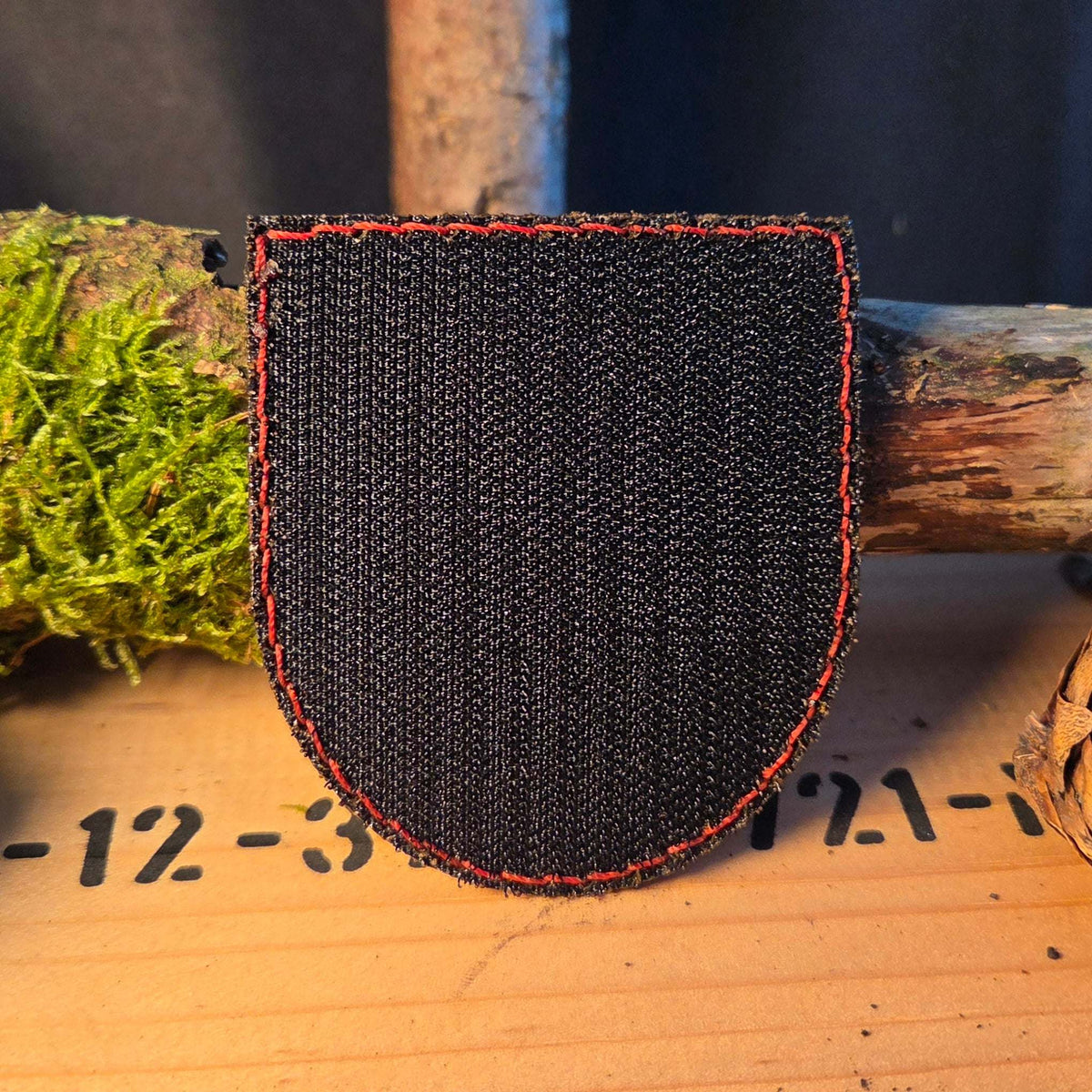 Individueller Leder Patch in schwarzem Stoff mit roter Naht und Klettverschluss, handvernäht und robust