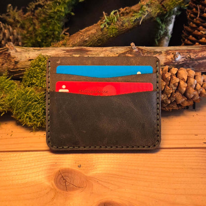 Kartenetui aus dunklem Büffelleder mit Handnaht, schlankem Design und zwei sichtbaren Kartenfächern