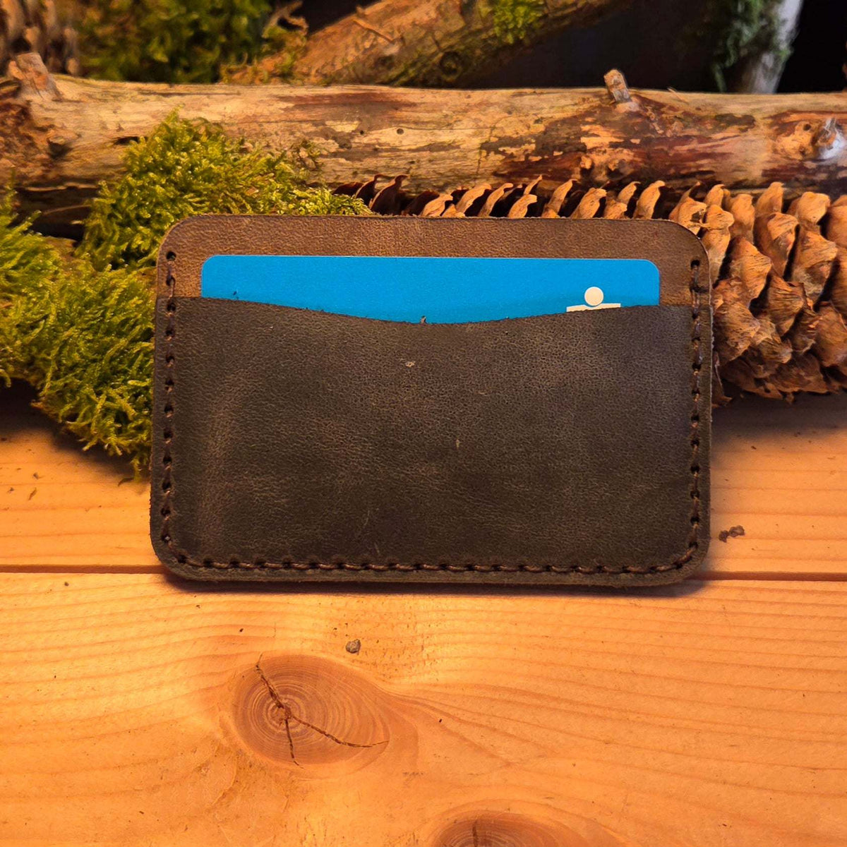 Kartenetui Klein aus braunem Leder mit feiner Naht und einem blauen Kartensteckfach, handgefertigt und kompakt