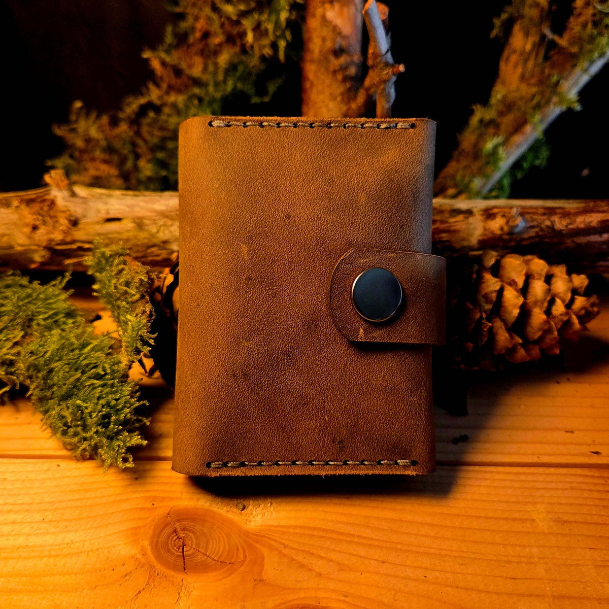 Kompaktes Leder-Wallet aus braunem Vollnarbenleder mit sichtbarer Naht und Druckknopfverschluss