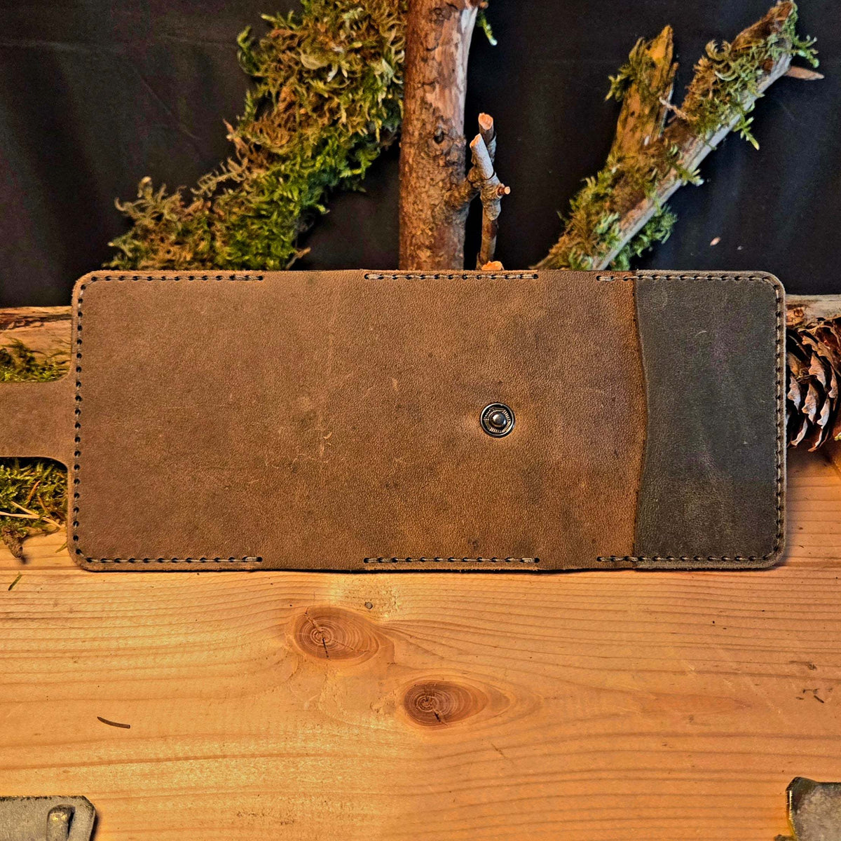 Kompaktes Leder-Wallet aus braunem, handgefertigtem Vollnarbenleder mit feiner Naht und Druckknopfverschluss