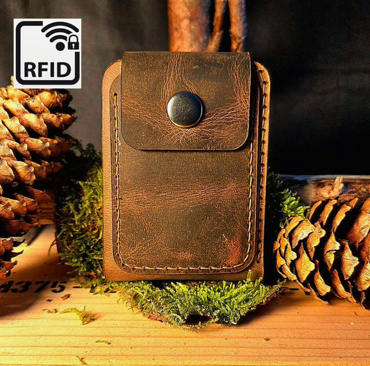 Kompaktes Leder-Wallet aus braunem Vollnarbenleder mit schwarzem Druckknopf, handgenäht und RFID-Schutz