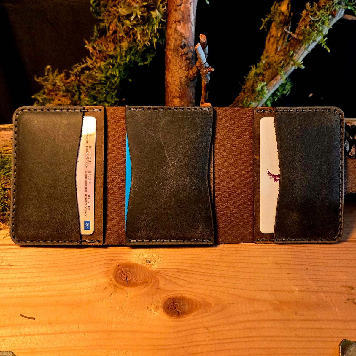 Kompaktes Leder-Wallet aus dunkelbraunem Vollnarbenleder mit handgenähten Nähten und drei Fächern für Karten