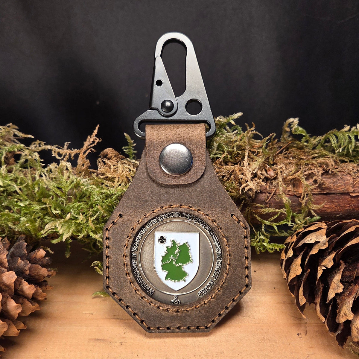Leder Anhänger aus braunem Echtleder mit sichtbarem Challenge Coin, stabilem Metallkarabiner und rundem Sichtfenster