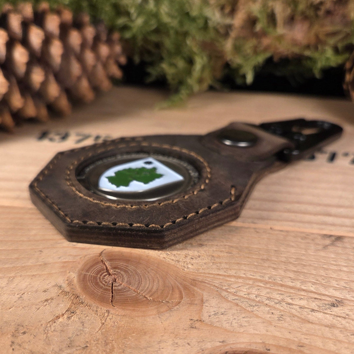 Leder Anhänger aus dunkelbraunem Echtleder mit sichtbarem Coin und robusten Nähten als hochwertiger Coinhalter