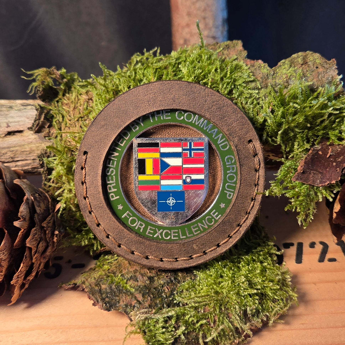 Leder Coinhülle aus braunem Vollnarbenleder mit handvernähtem Rand und klarer Münzsichtscheibe mit NATO-Flaggenmotiv