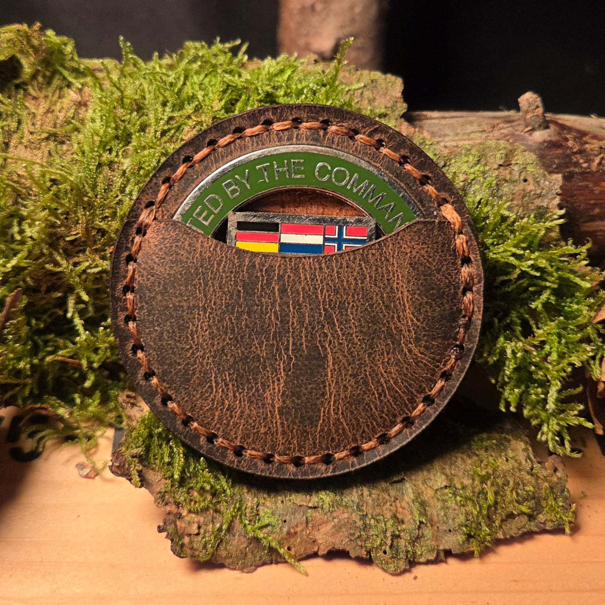 Runde Leder Coinhülle in braunem Vollnarbenleder mit Handnaht, bietet Schutz für Sammlermünzen und Challenge Coins