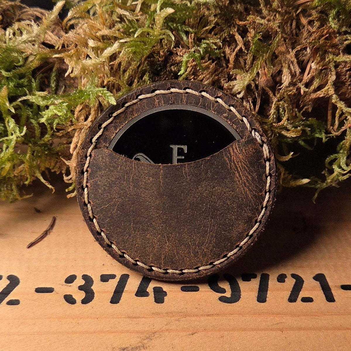 Runde Leder Coinhülle in braun mit handvernähter Naht, schützt Münzen stilvoll und langlebig aus Vollnarbenleder