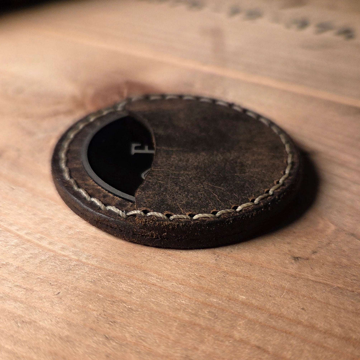 Runde Leder Coinhülle in braun mit handvernähtem Rand und weichem Innenfutter, ideal zum Schutz von Münzen