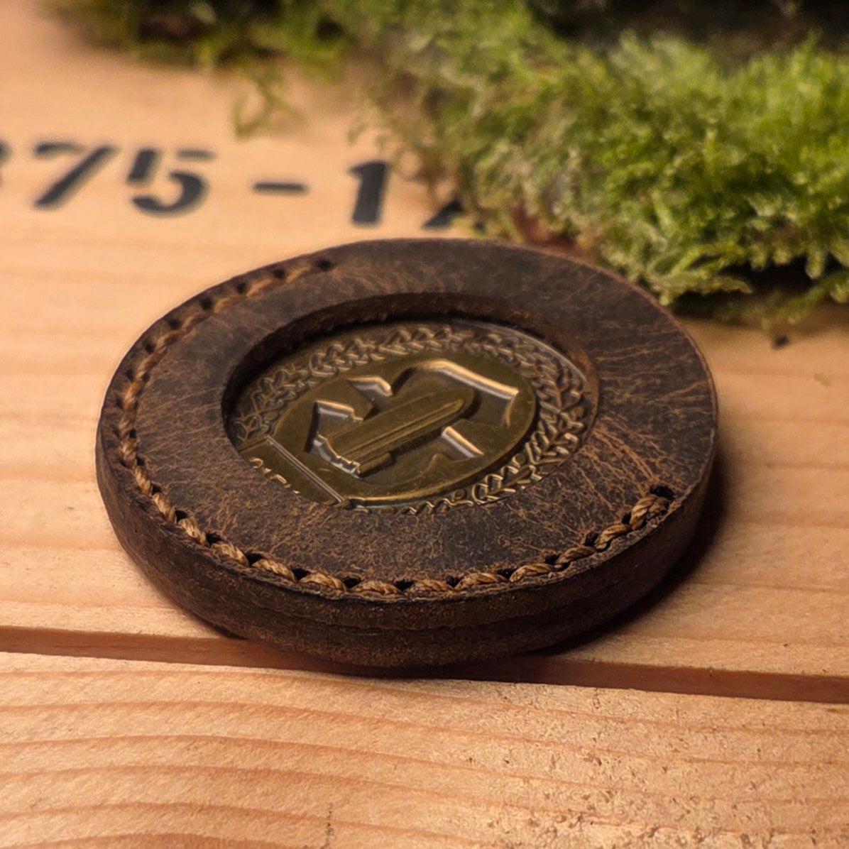 Runde Leder Coinhülle aus braunem Vollnarbenleder mit feiner Handnaht um eine historische Münze schützt und bewahrt