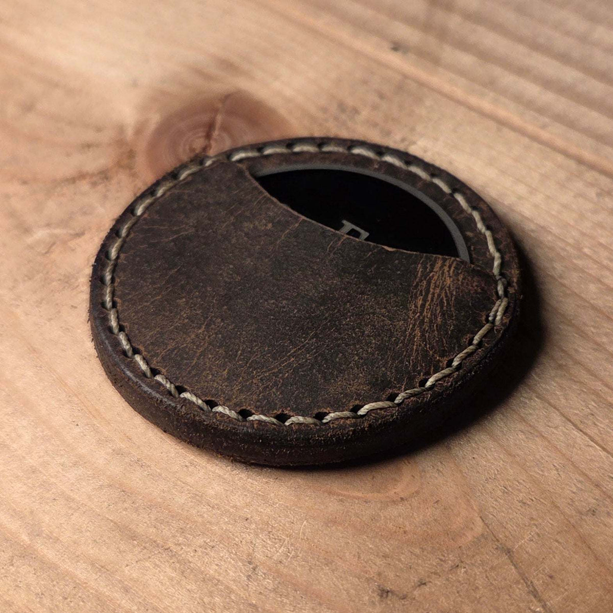 Runde dunkelbraune Leder Coinhülle mit handvernähten hellen Nähten, schützend für Münzen geeignet