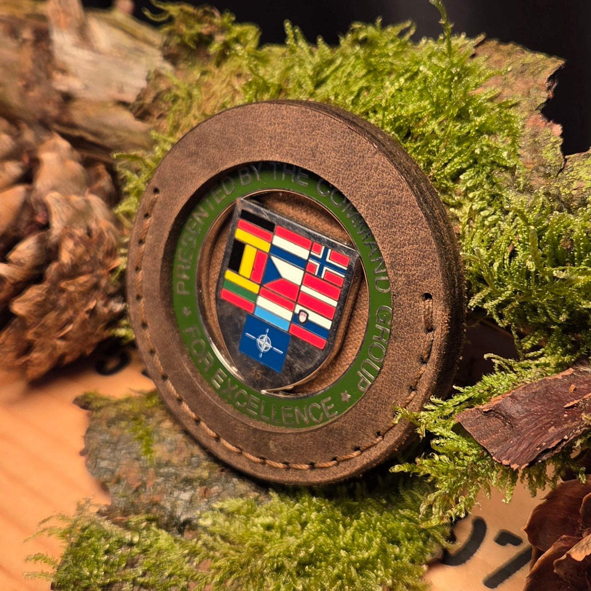 Leder Coinhülle aus braunem Vollnarbenleder mit handvernähtem Rand und Schutz für eine sammelwürdige Münze mit NATO-Flaggen