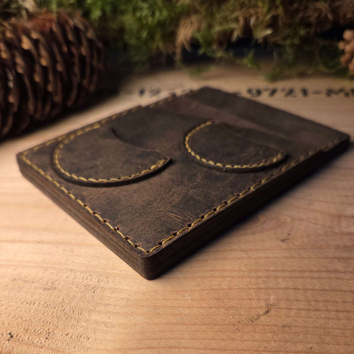 Leder Dienstausweisetui in braunem Echtleder mit gelber Naht, schlankem Design und integriertem Coinhalter