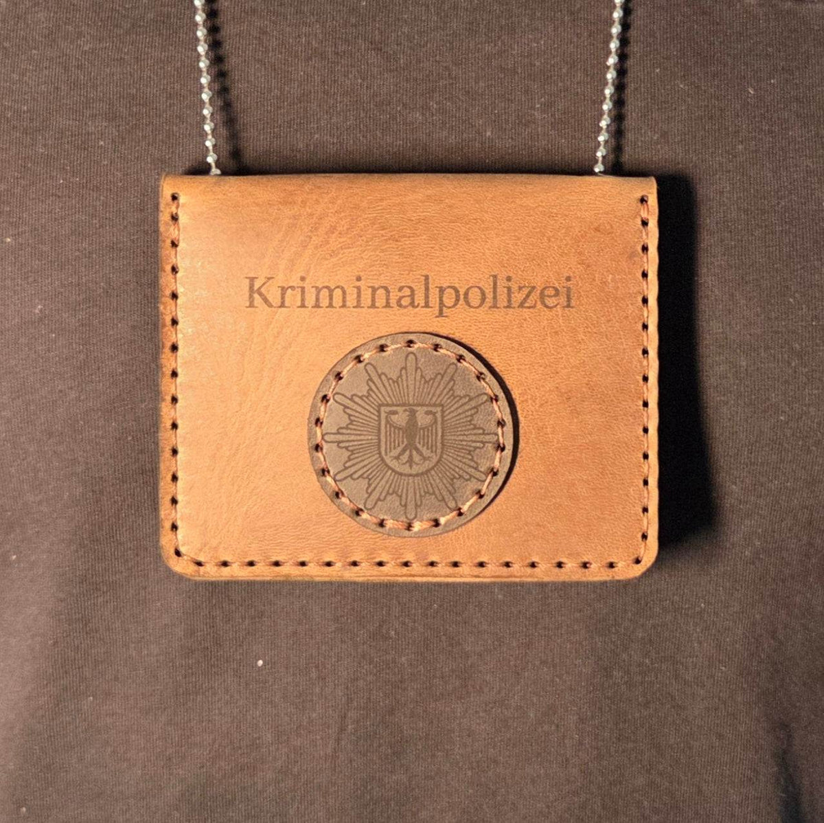 Leder-Dienstausweisetui aus braunem Echtleder mit Gravur "Kriminalpolizei" und eingestanztem Polizeiwappen in runder Form