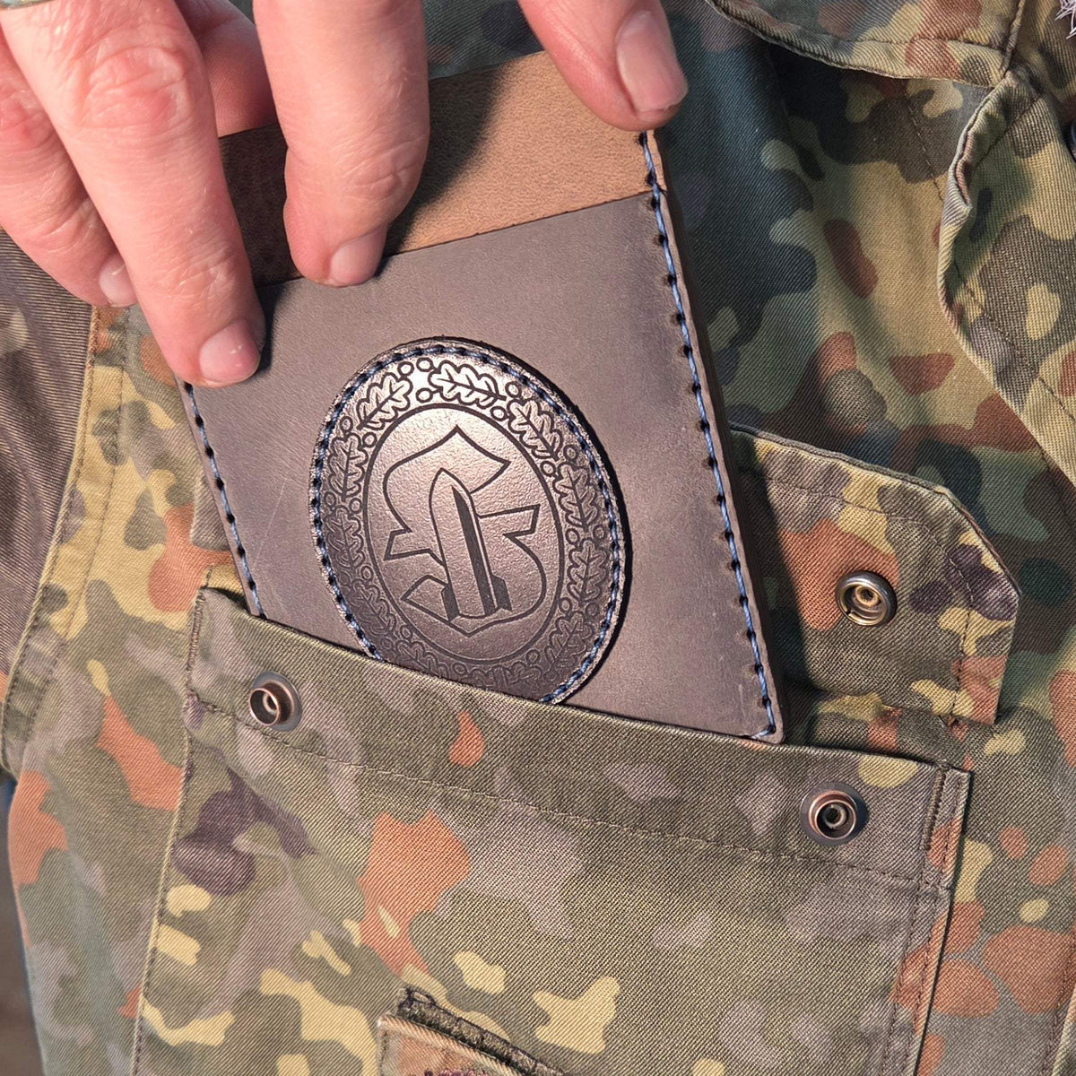 Leder Dienstausweisetui in braunem Rindsleder mit geprägtem Wappen und blauer Naht, kompakt und schlank für Uniformtasche