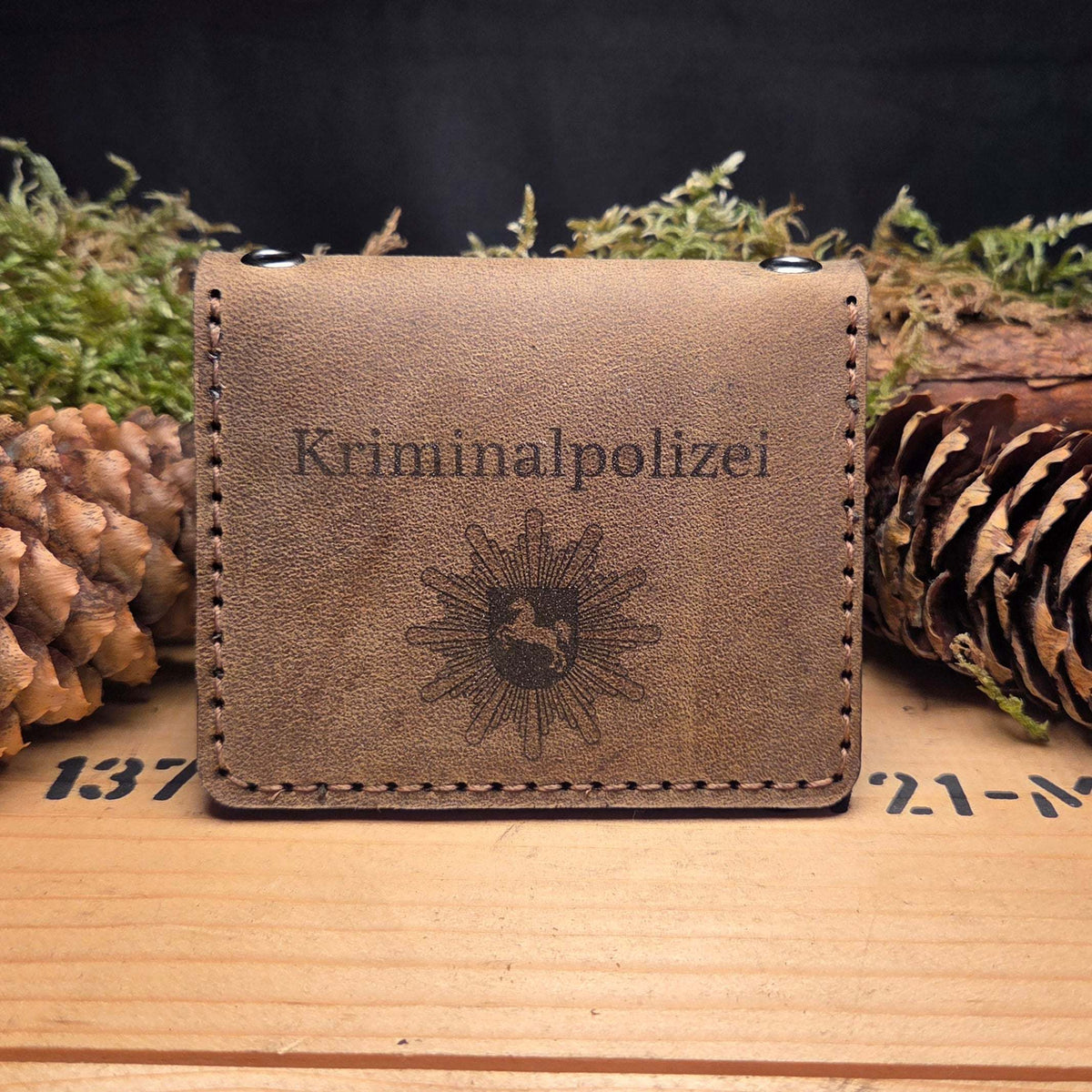 Leder-Dienstausweisetui aus braunem Rindsleder mit geprägtem Schriftzug Kriminalpolizei und Police-Stern-Emblem