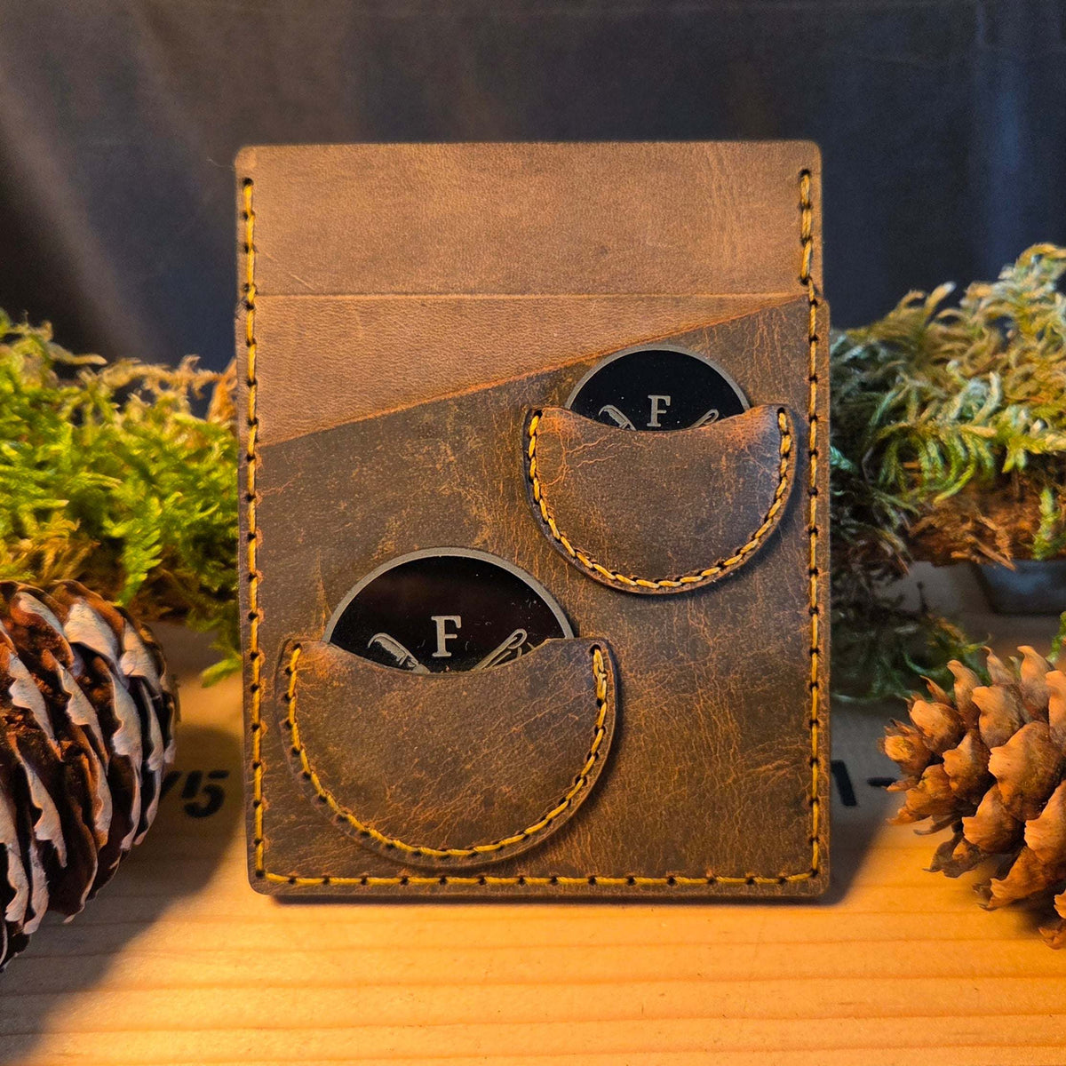 Leder Dienstausweisetui aus braunem Vintage-Leder mit zwei Außenfächern für Challenge Coins und flachem, kompaktem Design