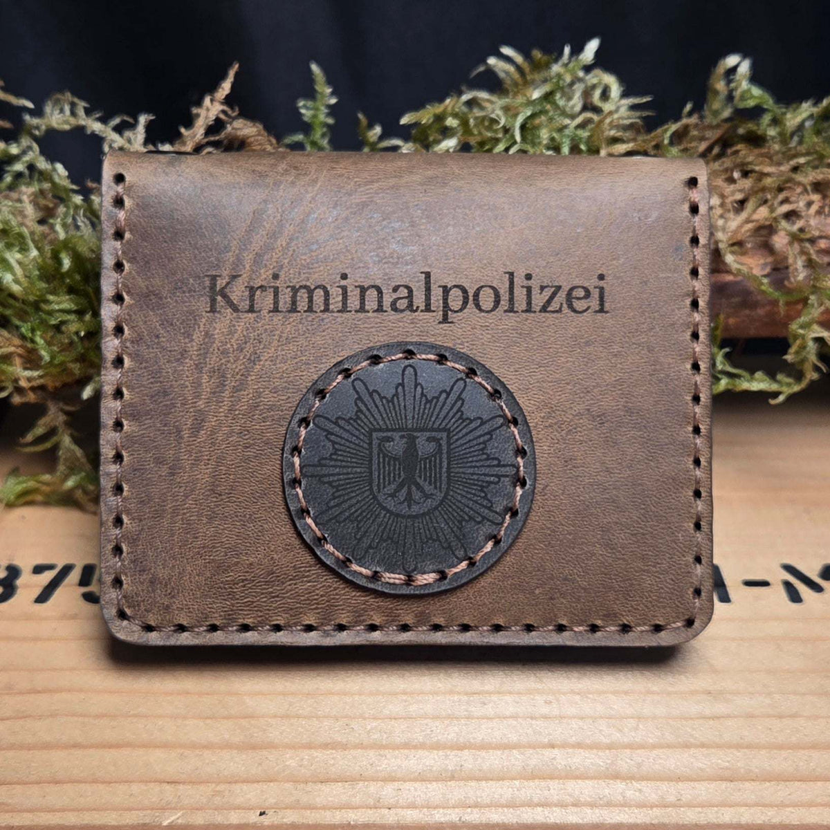Leder-Dienstausweisetui aus braunem Echtleder mit sichtbarer Kriminalpolizei-Prägung und Rundem schwarzem Markenhalter