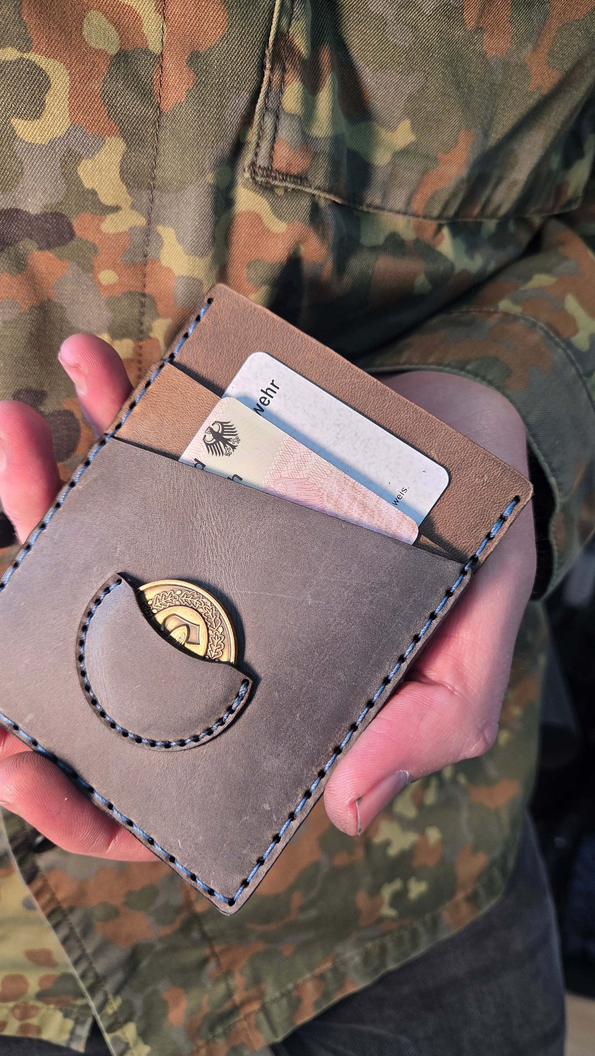 Leder Dienstausweisetui aus braunem Echtleder mit Feinnähte, schlankes Design, Coinhalter und Kartenfach in Uniformumgebung