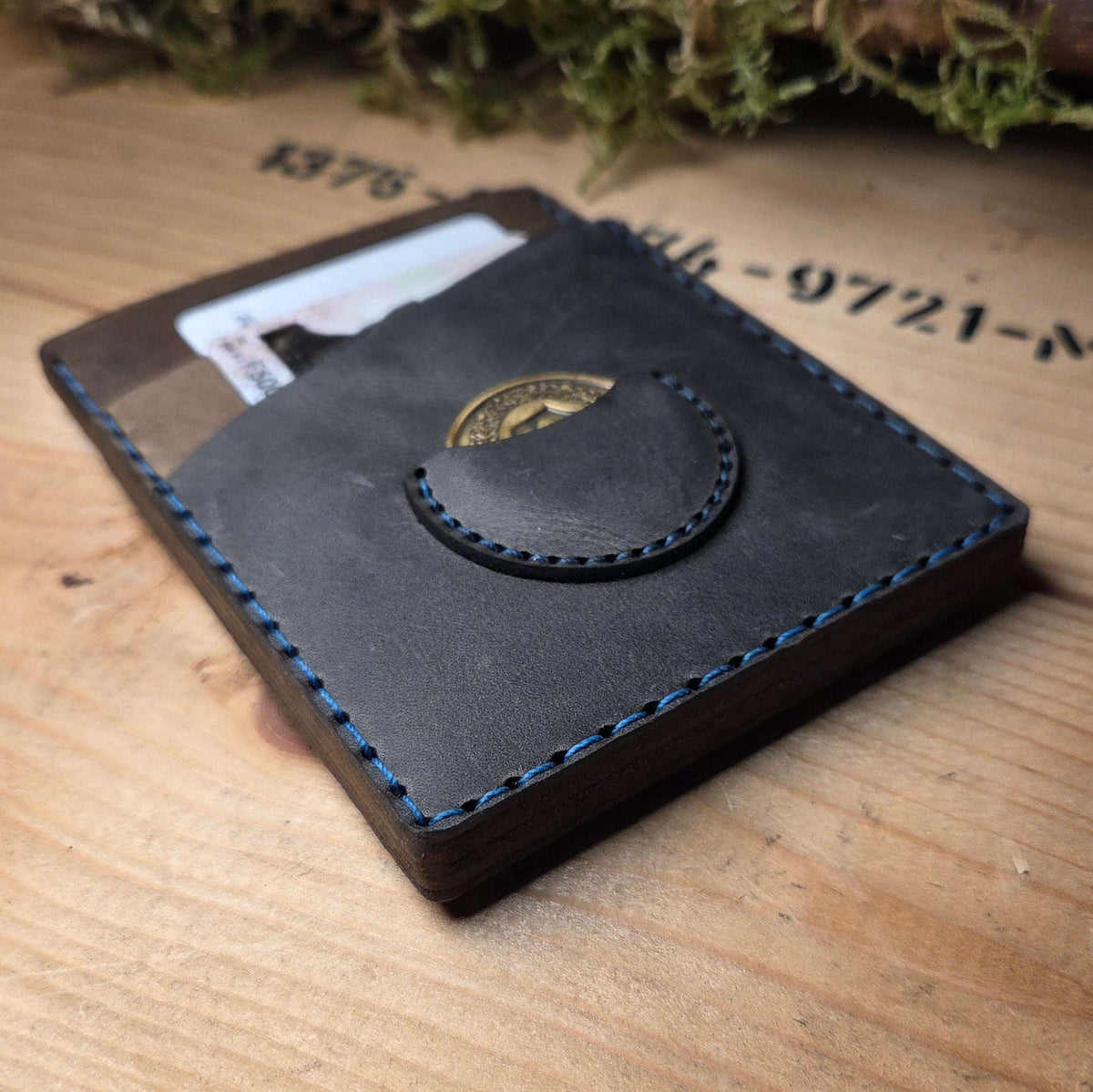Leder Dienstausweisetui in dunkelbraun mit blauem Ziernähtem und integriertem Fach für Challenge Coin aus hochwertigem Rindsleder
