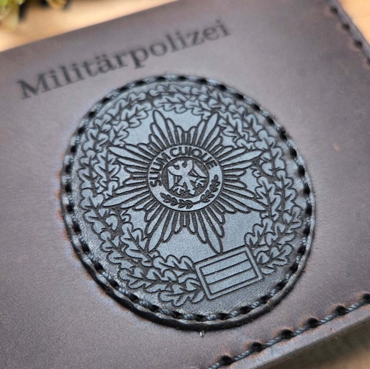 Leder-Dienstausweisetui aus dunkelbraunem Leder mit geprägtem Militärpolizei-Schriftzug und detailliertem Markenemblem