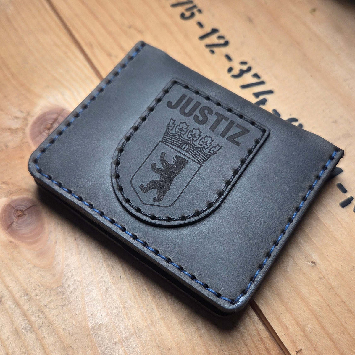 Leder-Dienstausweisetui JVA in schwarz aus echtem Leder mit individuellem Justizwappen und blauer Naht, kompaktes Klappdesign