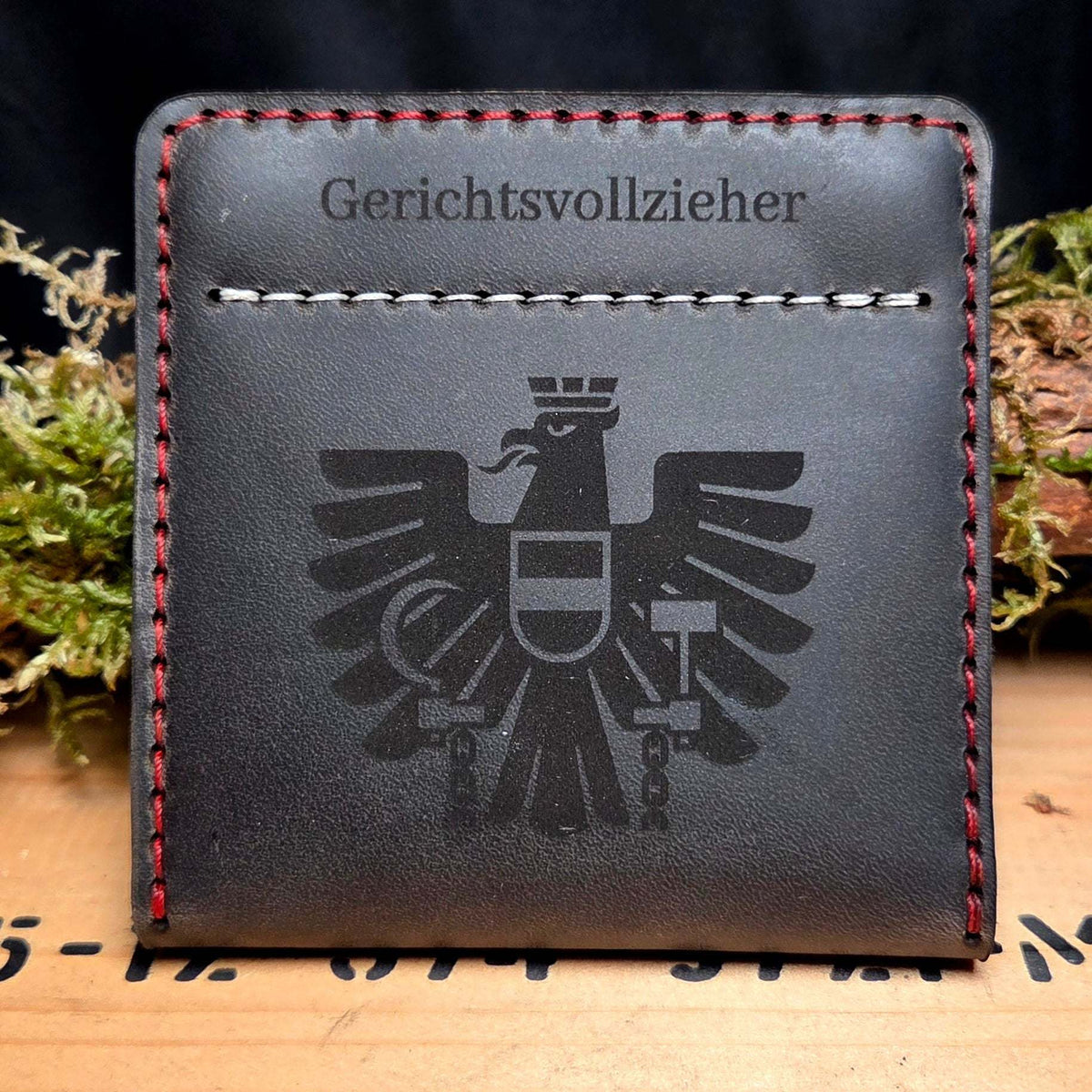 Leder-Dienstausweisetui aus schwarzem Leder mit roter Naht, graviertem Bundesadler und Aufschrift Gerichtsvollzieher